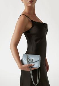 Сумка через плечо Guess, серебряный