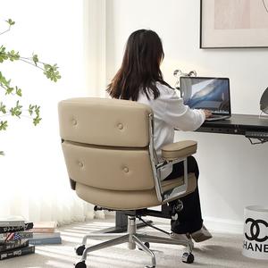 Кресло Xihao Robin, Alifye, для дома и офиса, дизайнерское, поворотное, цвет milk tea, кожа, серебристые ножки, с подлокотниками