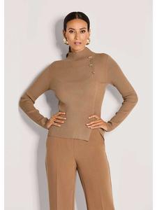 MADELEINE Стильный вискозный свитер с элегантными брошами карамельного цвета