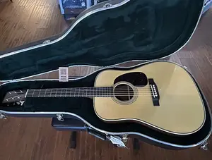 Martin HD-28 НОВЫЙ ДЛЯ 2025 ГОДА - Глянец Натуральный / 4 фунта 3,9 унции. #2913087