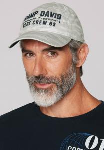 Бейсболка MIT LOGO-STICKEREIEN UND ALL OVER PRINT Camp David, светло-серый