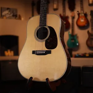 Акустическая гитара Martin D-28 стандартной серии - натуральный глянец с тонировкой под старение 5675