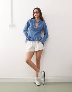 Топ из денима Reclaimed Vintage с длинными рукавами, завязкой спереди и баской по низу, средне-голубого цвета