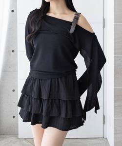 Футболка с лямками на плечах и дизайном на одно плечо.