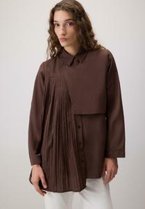 Блуза Touché Privé WITH PLEAT DETAIL, Brown/Brown