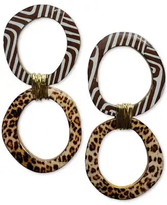 Талулла носит скульптурные серьги Swanky Designs, brown