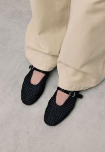 Балетки с ремешком на щиколотке sacha, черный