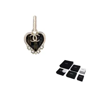 Серьги с кристаллами для женщин CHANEL