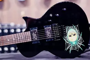 ESP KH3 с подписью Кирка Хэмметта