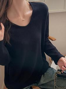 Простая женская блузка с круглым вырезом, сшитая по фигуре Doux Belle, цвет Black