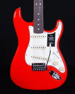 Fender Player II Stratocaster, гриф из розового дерева, кораллово-красный