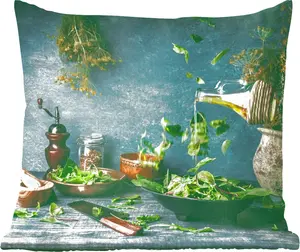 Декоративная подушка , диванная подушка, декоративная подушка для гостиной, 45x45 см, Зеленый салат с оливковым маслом на кухонном столе - Подушка для сна - Диванная подушка MuchoWow