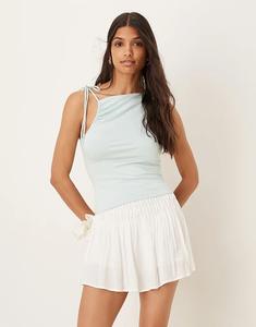 Cotton On Топ на Никки собрал танк в зеленом цвете