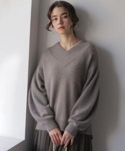 Вязаный свитер с V-образным вырезом и пушистым мехом Suite, цвет Brown [030]