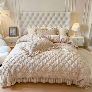 YUSIWOAL Комплект постельного белья Velvet Fleece молочный бархат с алмазной стёжкой, вышивкой и рюшами Brown