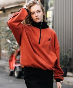 Добавлены новые цвета: флисовая толстовка KANGOL Special Collaboration с застежкой-молнией до середины груди и вышитым логотипом по бокам.