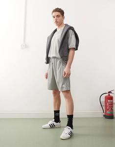 Футбольные шорты Umbro серебристого цвета