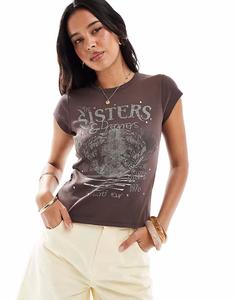Футболка удлиненной формы с заклепками и принтом сестер Мисс Селфридж коричневого цвета Miss Selfridge