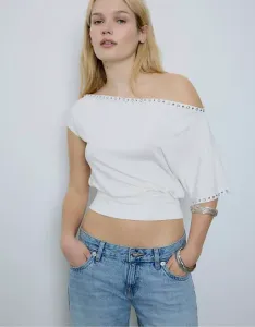 Бежевая футболка с асимметричными заклепками Stradivarius