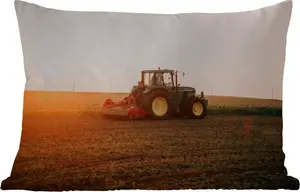 Подушка для улицы - Трактор - Поле - Ферма - Фермер - Горизонт - 60 x 40 см - Устойчива к погодным условиям - Подушка для отдыха - Декоративная подушка - Подушка для дома MuchoWow
