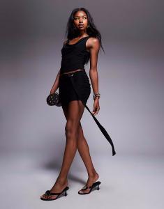 Мини-юбка с двойной скульптурной облегающей металлической деталью, драпировкой и узлом, черного цвета Missyempire