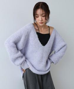 Свободный вязаный пуловер с широким V-образным вырезом