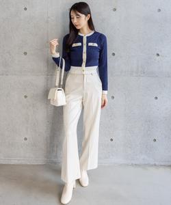 Кардиган с золотыми пуговицами, подобранными по цвету.