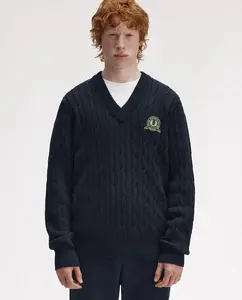 Мужской вязаный свитер с узором косичкой и V-образным вырезом Fred Perry, темно-синий