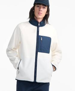 Футболка с вышитым логотипом в одной точке, воротником-стойкой и отделкой из флиса с шерпой и боа.