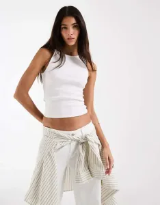 Белая футболка с овальным вырезом и закрученными деталями ASOS DESIGN