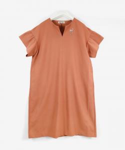 Платье с рукавами-оборочками, отводящими влагу и быстросохнущими свойствами.