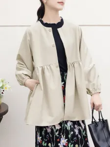 Рукава 3/4, баска, круглый вырез горловины.