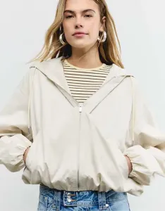 Нейлоновая куртка с капюшоном Stradivarius Basic цвета экрю