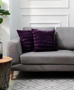 Декоративная подушка из искусственного меха размером 18 x 18 дюймов, упаковка из 2 шт Cheer Collection, серый