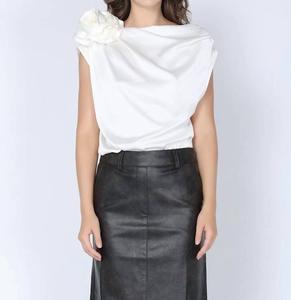 Атласный топ без рукавов с цветочной аппликацией на одно плечо, белый цвет Gracia