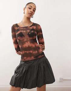Сетчатый полупрозрачный топ Monki с длинными рукавами и шоколадным размытым принтом