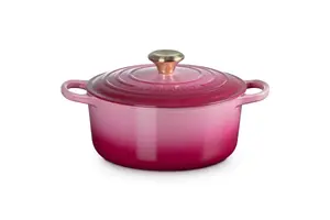 Чугунная круглая кокотница Le Creuset, ярко-розовый