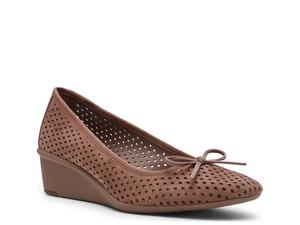 Туфли Anne Klein Winslett Wedge Pump, Beige Faux Suede