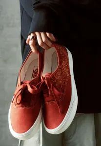 Подлинный год тренеров лошадей Vans, Misc