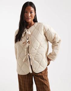 Стеганая куртка Vero Moda Petite с завязкой спереди в овсяном цвете