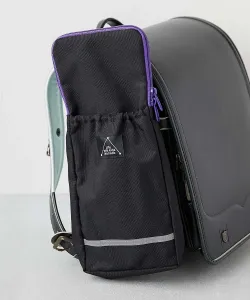 Вместительное отделение для школьных сумок с боковыми карманами (со светоотражающими элементами). Детская одежда весна/лето 2026.