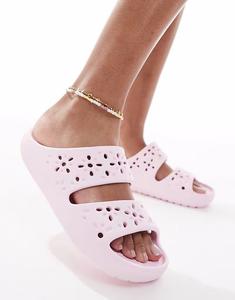 Сандалии Crocs Classic с цветочным узором в молочно-розовом цвете