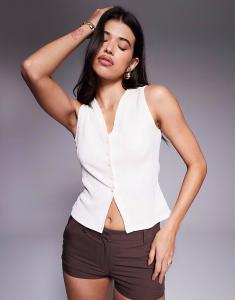 Майка ASOS DESIGN с V-образным вырезом и застежкой на пуговицы цвета слоновой кости