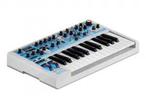 Аналоговый клавишный синтезатор Novation Bass Station II, издание Swifty