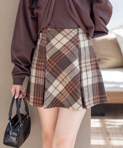 Клетчатая юбка со шнуровкой сзади и складками.