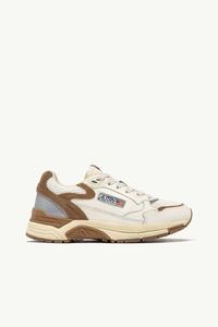 Autry Женские низкие кроссовки Hyperway в цвете слоновая кость/коричневый