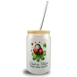 Стакан для питья с изображением божьей коровки и бамбуковой крышкой, на котором написано: Верь в чудеса, любовь и... speecheese