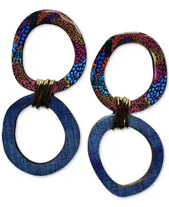 Талулла носит скульптурные серьги Swanky Designs, blue