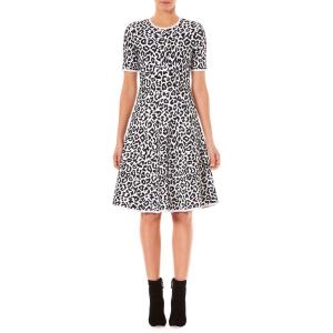 Трикотажное платье-клеш с леопардовым принтом в черном/белом цвете Carolina Herrera