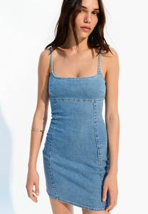 Джинсовое платье SHORT Bershka, цвет Light-Blue Denim